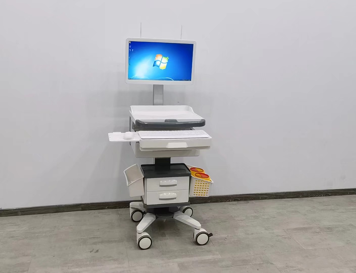 Doctor computer trolley with battery